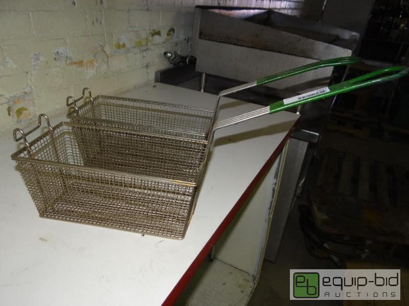 lot 1467 image: Lot of 2 fryer baskets. Just like NEW...