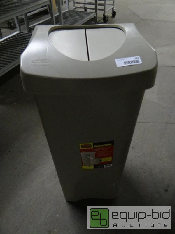 lot 1583 image: Rubbermaid untouchable 23 gallon trash can wi...