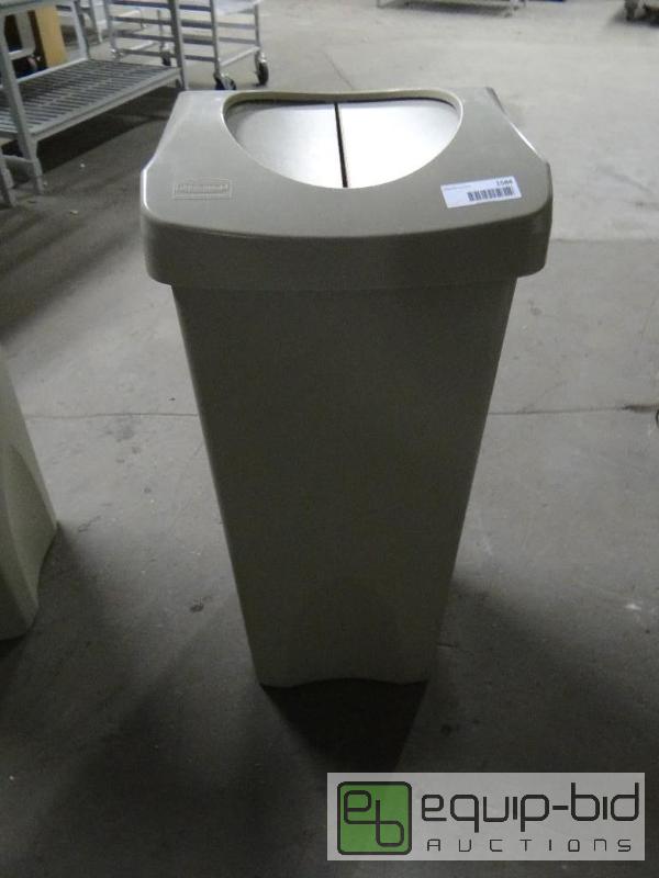 lot 1584 image: Rubbermaid untouchable 23 gallon trash can wi...