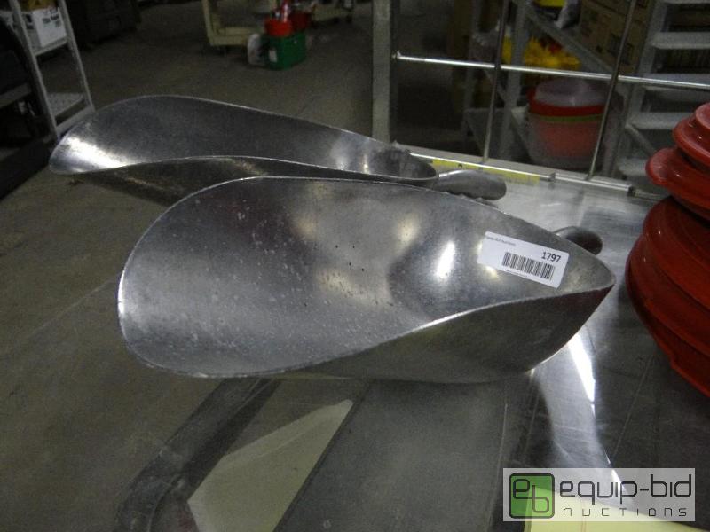 lot 1797 image: Lot of 2 large ice scoops....