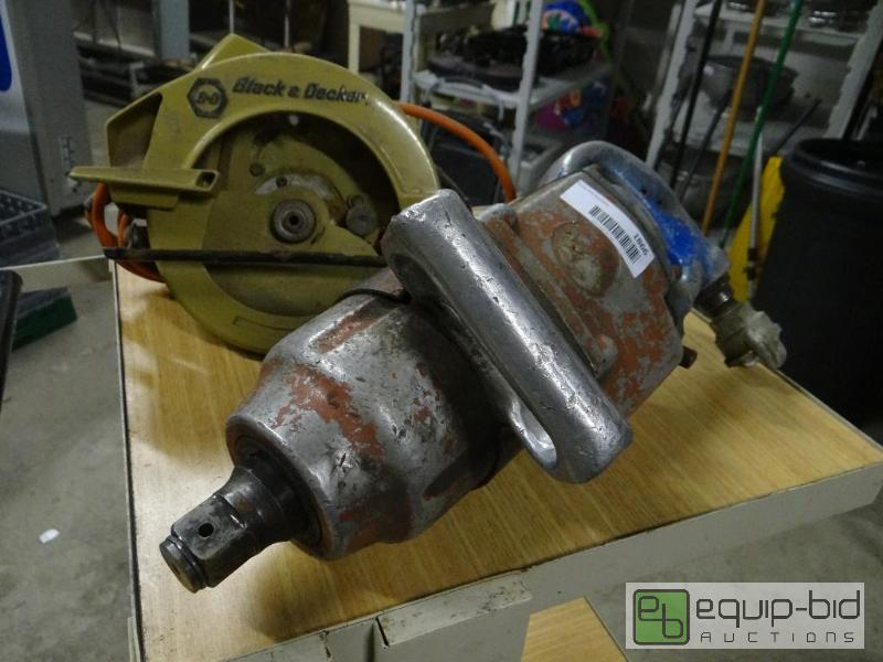 lot 1866 image: Black &amp Decker circular saw and air gun....
