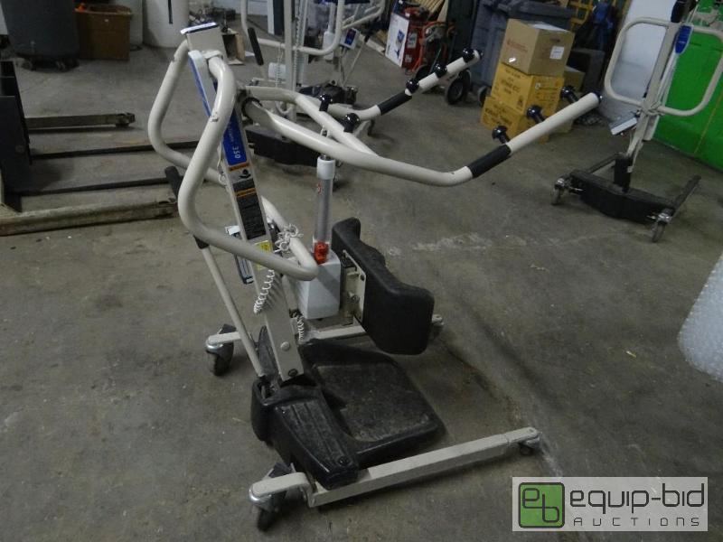 lot 1879 image: Invacare Reliant RPS 350 stand up lift.  Come...