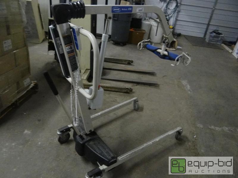 lot 1881 image: Invacare Reliant 450 lift.  Comes with batter...