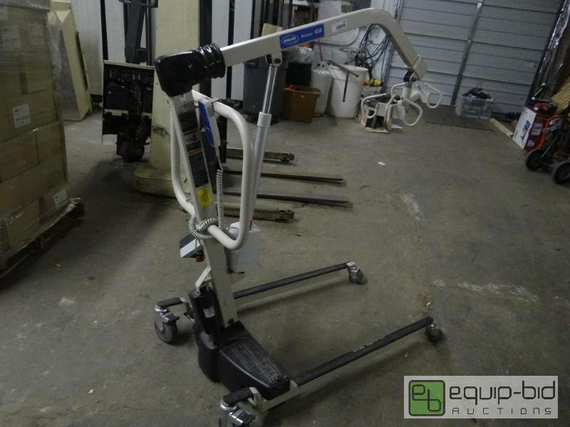 lot 1882 image: Invacare Reliant 450 lift.  Comes with batter...