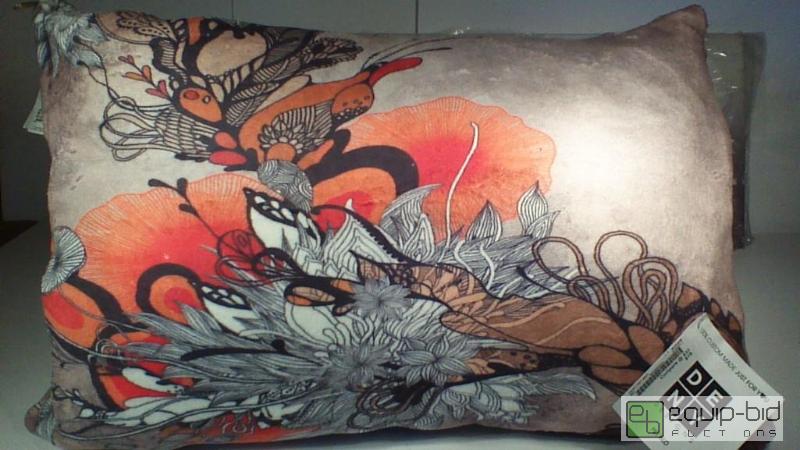 lot 7425 image: DENY Premium Custom Pet BedPillow     Reta...