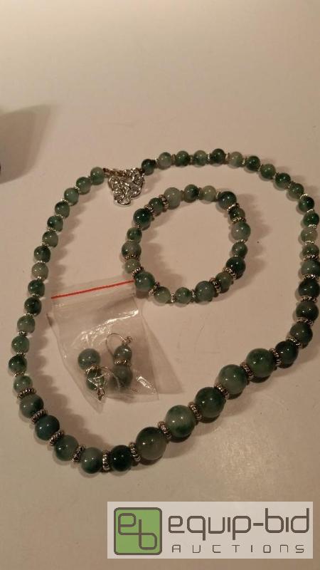 lot 7563 image: Fashion Jewelry     See Pics for detailsin...