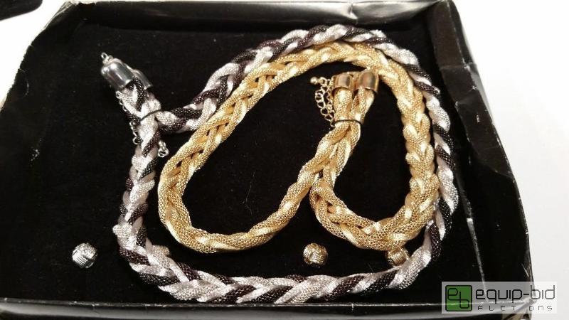 lot 7574 image: Fashion Jewelry     See Pics for detailsin...
