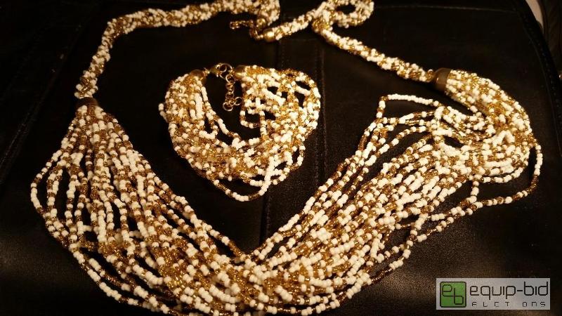 lot 7579 image: Fashion Jewelry     See Pics for detailsin...