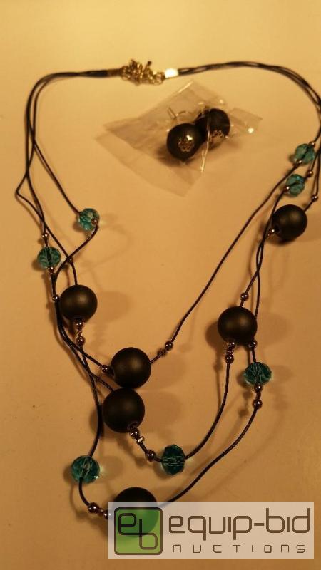 lot 7583 image: Fashion Jewelry     See Pics for detailsin...