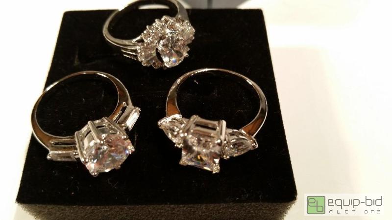 lot 7588 image: Fashion Jewelry     See Pics for detailsin...