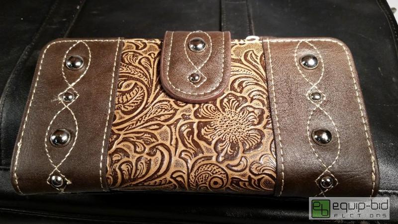lot 7598 image: Fashion Jewelry     See Pics for detailsin...