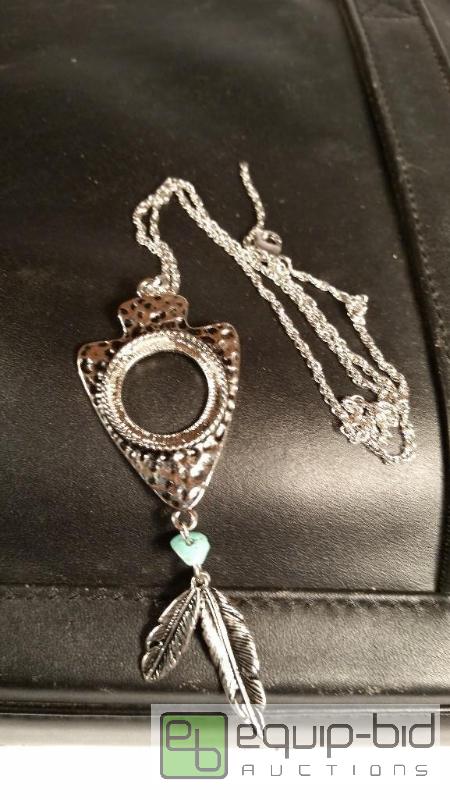 lot 7608 image: Fashion Jewelry     See Pics for detailsin...
