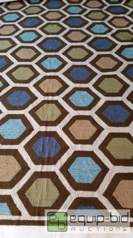 lot 8038 image: Honeycomb 8 ROUND. Aqua. Handtufted 50% Pol...