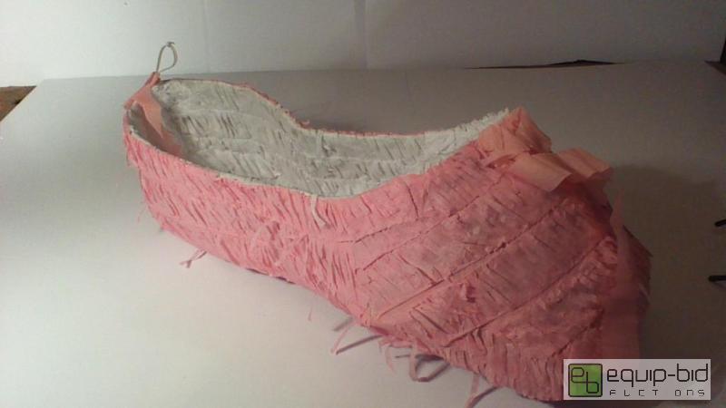 lot 8777 image: Ya Otta Pinata Pink and White Slipper     T...