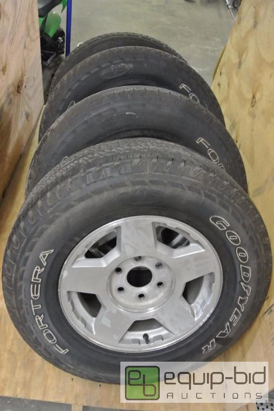 lot 1018 image: Set of (4) 17in Six Lug GM Alloy Wheels   Tir...