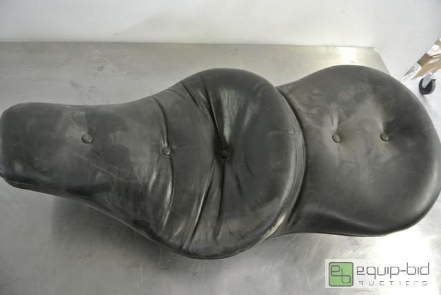 lot 137 image: Mustang King &amp Queen Motorcycle Seat   FL...