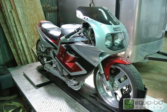 lot 2 image: 1990 Suzuki GSXR Drag Bike   Mikuni Race Carberato...