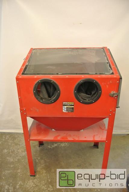 lot 67 image: Central pneumatic 40pound Capacity 35x23x54Al...