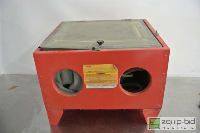 lot 79 image: Central Pneumatic Countertop Sand Blasting Ca...