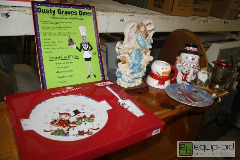 lot 118 image: 9 Pieces of holiday decorations box...