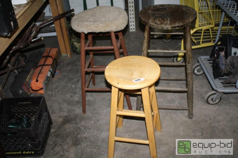 lot 149 image: Lot of 3 bar stools...
