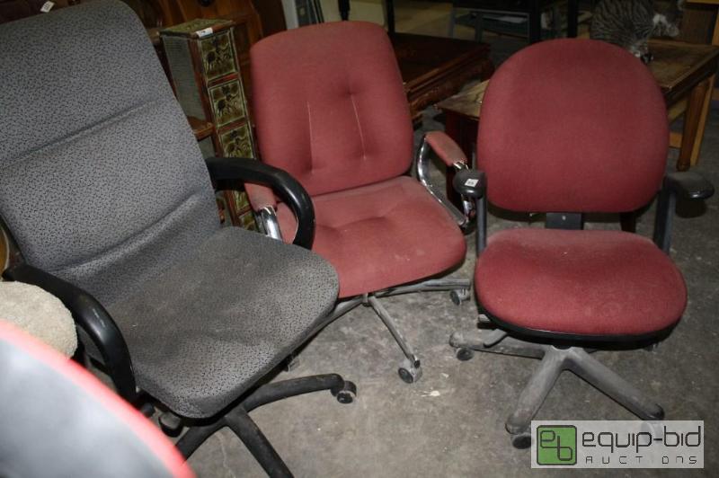 lot 150 image: Lot of 3 OfficeComputer chairs...