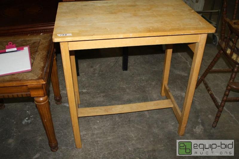 lot 152 image: Table 33 L 22 of 30 W 33 T...