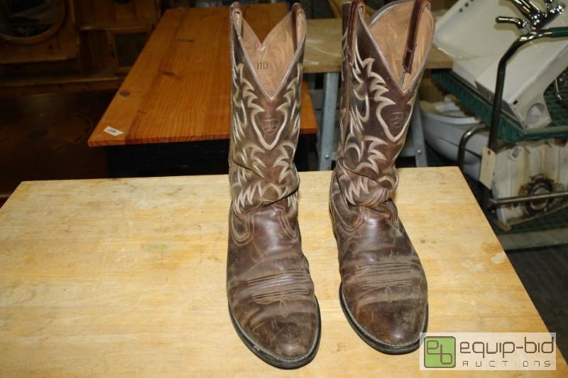 lot 172 image: Ariat equipped cowboy boots size 11D...