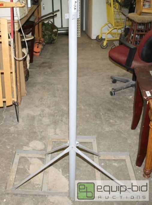lot 204 image: Metal Stand 25 x 36 x 49...