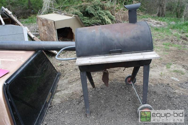 lot 218 image: Large Grill Rusted out bottom so a metal pla...