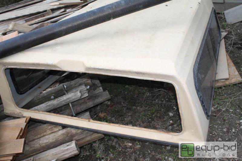 lot 220 image: Tan truck camper shell...