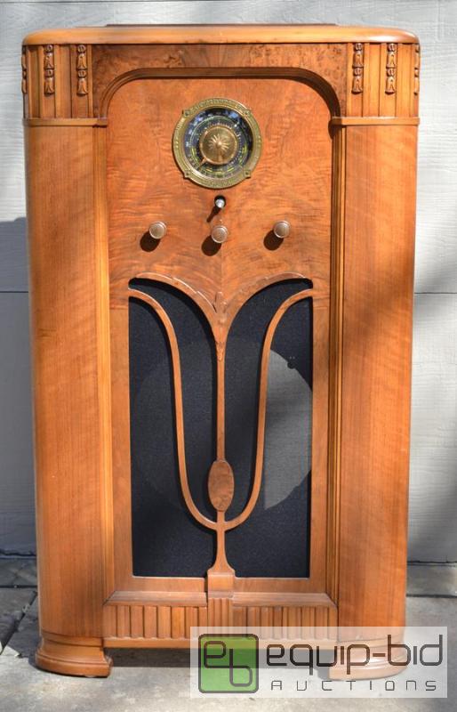 lot 5002 image: 1930s Stewart-Warner Radio  This beautiful an...