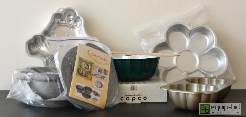 lot 5035 image: Cooking Aides  Rainbow Care Bear Baking Pan B...