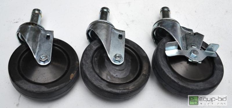 lot 5075 image: Set of 3 swivel casters - 1 has brake...