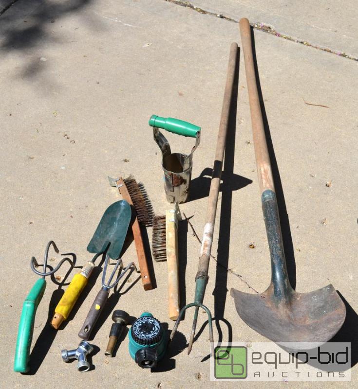 lot 5091 image: Gardeners Lot filled with gardening tools, h...