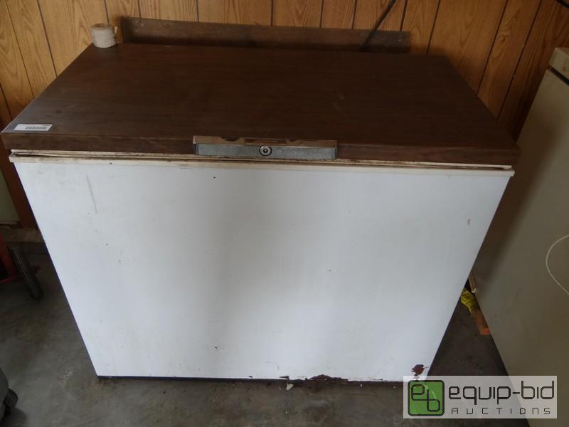 lot 2000 image: Montgomery Ward Deep Freezer  120v  Contents ...