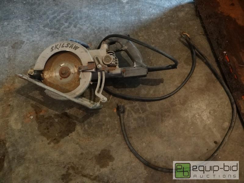 lot 2108 image: Worm Drive Skilsaw  120v  Needs Cord...
