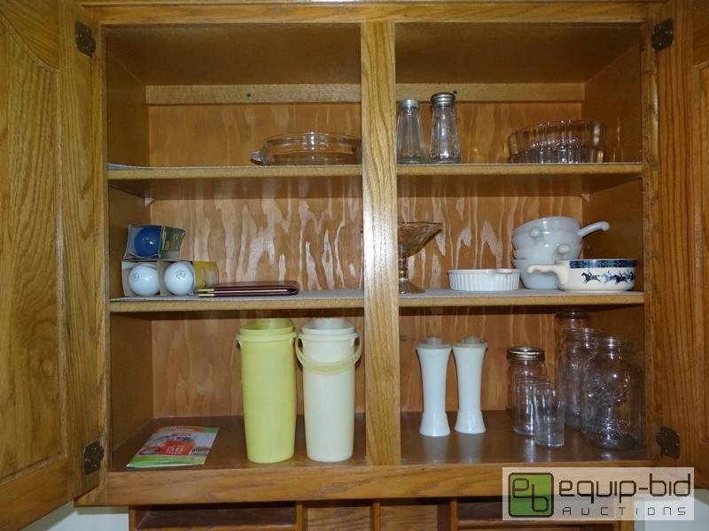 lot 2136 image: Cabinet Of Glassware And Decorative Items...