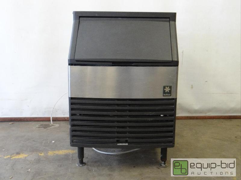 lot 2072 image: Manitowoc 100lbs Ice MachineModel QD0213W150v...