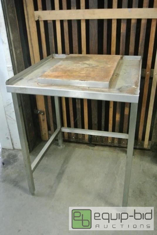 lot 2519 image: Tall Stainless Steel Equipment Stand 32x32x42...