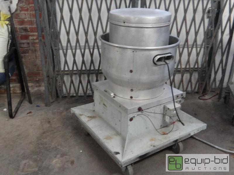 lot 2651 image: Greenheck Exhaust Fan with Hinged Base 34x34,...