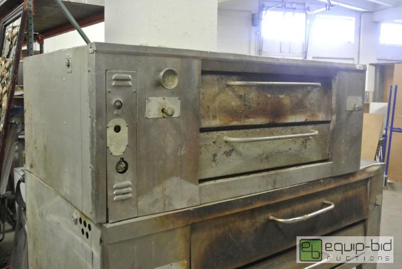 lot 3019 image: Bakers Pride Natural Gas Single Deck Stone Ov...