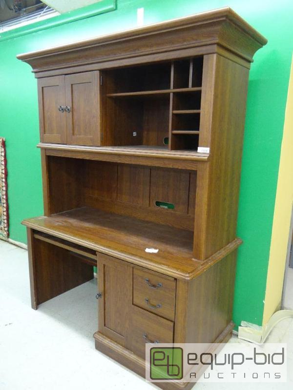 lot 113 image: VERY NICE NEW COMPUTER DESK....