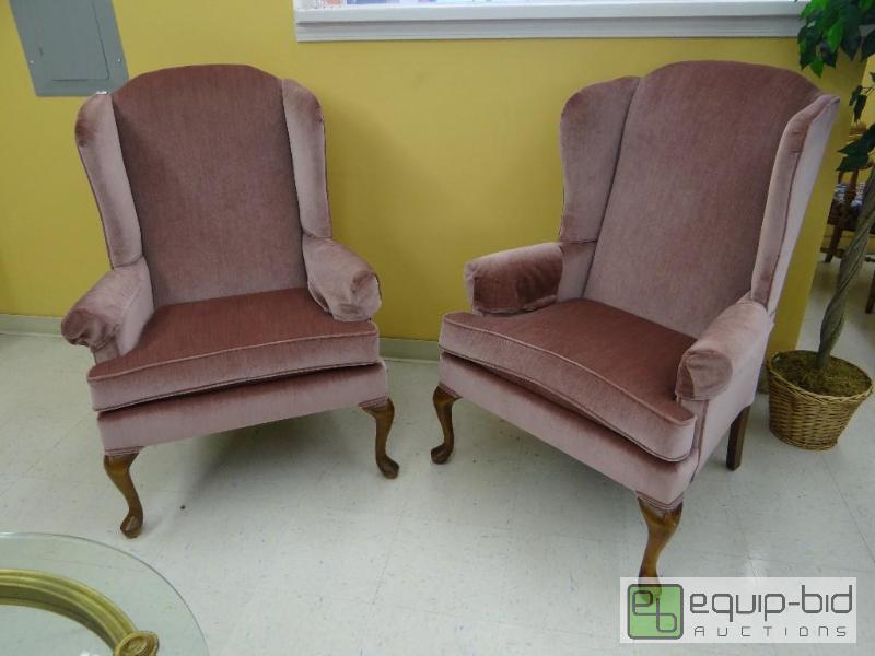 lot 114 image: PAIR OF VINTAGE&nbspBROYHILL QUEEN ANN CHAIR...
