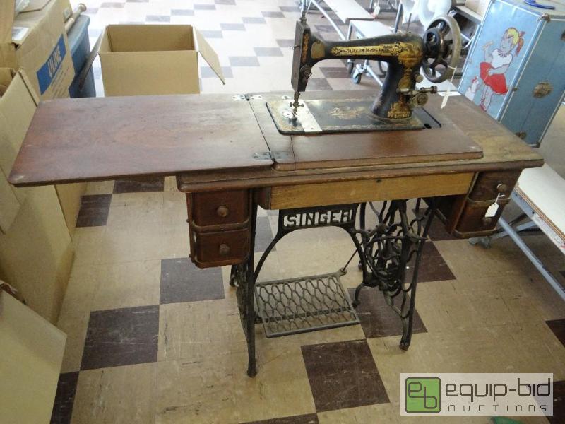 lot 158 image: ANTIQUE SINGER SEWING MACHINE WITH CABINET....