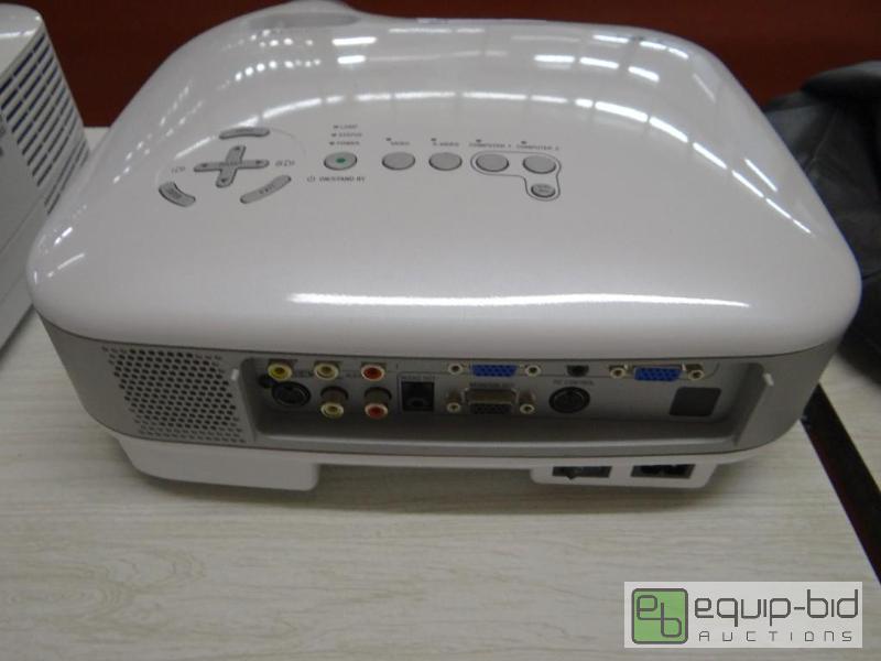 lot 195 image: LCD PROJECTOR NO CORD, HAVE TESTED WITH ONE P...