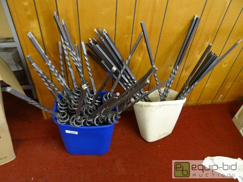 lot 205 image: LARGE LOT OF HEAVY DUTY METAL&nbspSPINDLES, ...