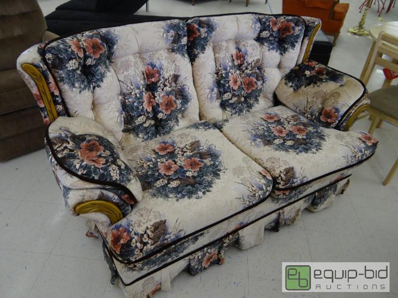 lot 243 image: CARLA BLUE LOVE SEAT REALLY GOOD SHAPE,...