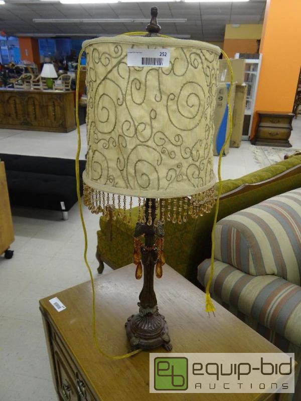 lot 252 image: VINTAGE TABLE LAMP WITH SHADE....
