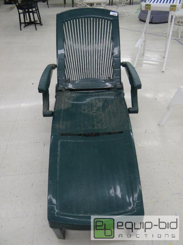 lot 269 image: PLASTIC RETRO LOUNGER....